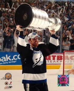 Brad Richards HOISTING THE STANLEY CUP 8X10 PHOTO Tampa Bay Lightning - Picture 1 of 1