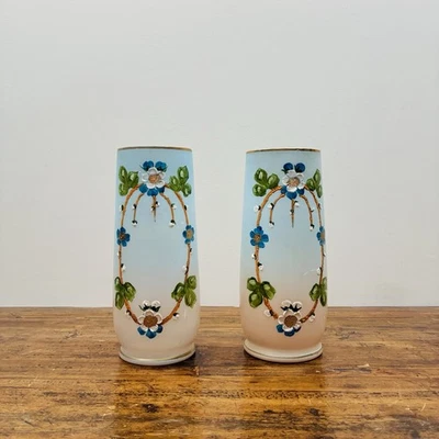 Rare paire de vases anciens en verre opaline peints à la main – Époque Napoléon - Photo 1/4