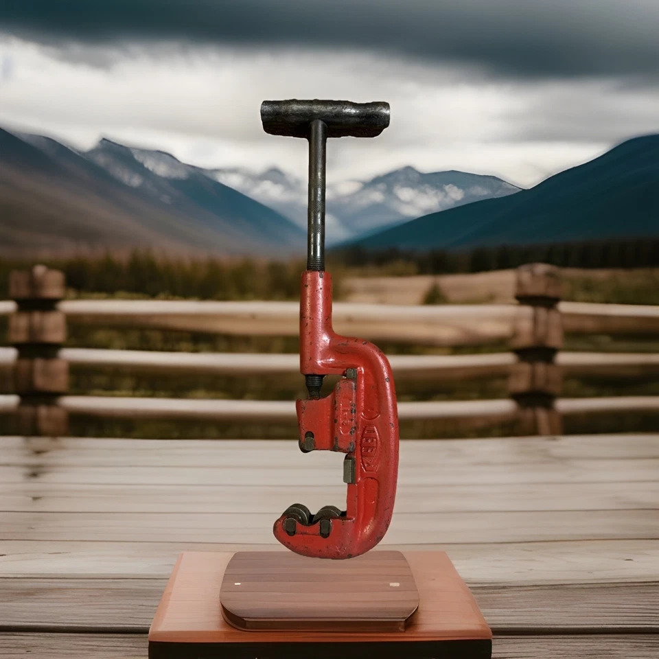 REED MFG CO  2-1  Pipe Cutter Cuts 1/2-2" pipe. Made In USA - Image 1 of 4