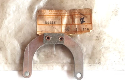 STAFFA SUPPORTO FERMO FORCELLA PIAGGIO APE MP  NUOVA ORIGINALE 109636 - Immagine 1 di 4
