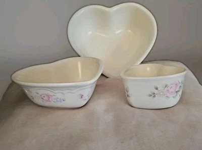 Juego de 3 cuencos para servir en forma de corazón de gres rosa té Pfaltzgraff pequeños, medianos, grandes Foto 1 de 4