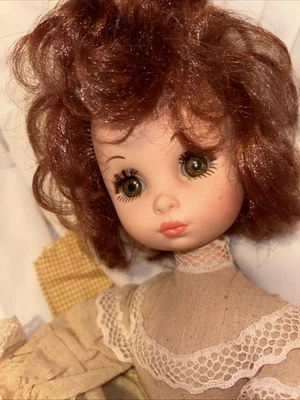 Bambola Furga Italia Bambole vestito originale capelli rosso scuro rosie guance carina! - Immagine 1 di 4