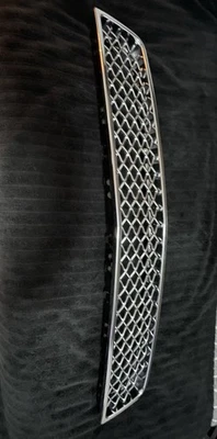 Chevrolet Tahoe Suburban Avalanche 2009-2014 parrilla inferior delantera usada Foto 1 de 4