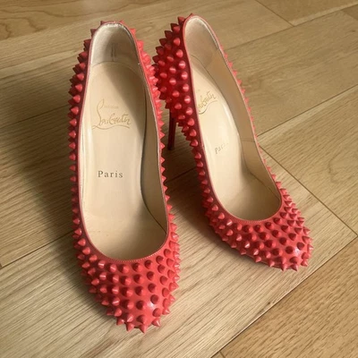 Zapatos de salón Christian Louboutin FIFI SPIKES de cuero rojo 22,5 cm casi nuevos Foto 1 de 4