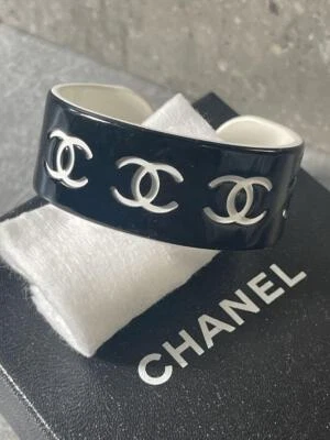 Auténtico brazalete Chanel de plástico negro Foto 1 de 4