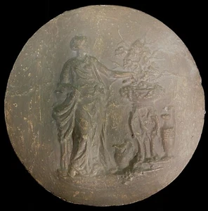 Antiguo plafón, medallón policromado, relieve de terracota con motivos clásicos. - Imagen 1 de 2