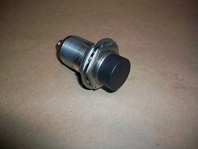 Allen Bradley Proximity Sensor 872C-D15NN30-D4  10-30vdc   N.O.   USED - Image 1 of 4