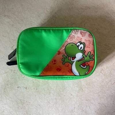 Estuche para lápices Nintendo Super Mario Yoshi verde y naranja Foto 1 de 4