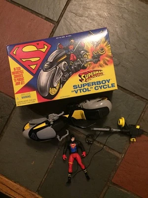 DC 漫画/肯纳超人超级男孩“VTOL”循环带盒带动作人物 1995 — 第 1/2 张图片