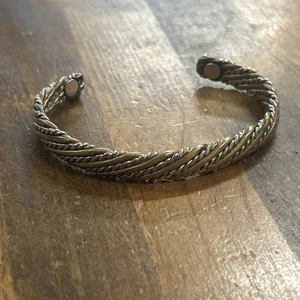 Brazalete brazalete vintage de metal envuelto con textura entrelazado tono dorado/plata - Imagen 1 de 3