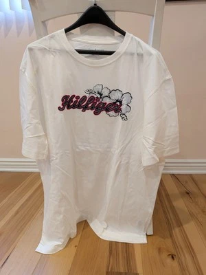 Camiseta Tommy Hilfiger bordada floral vintage anos 2000 tamanho XL - Imagem 1 de 4