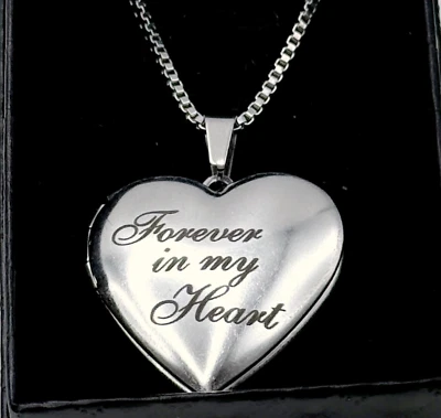 Collar colgante medallón corazón con inscripción "Para siempre en mi corazón" en caja de regalo Foto 1 de 4