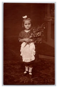 Vintage Anfang 1900 RPPC Porträt eines kleinen Mädchens mit Blumen Schleife im Haar - Bild 1 von 2