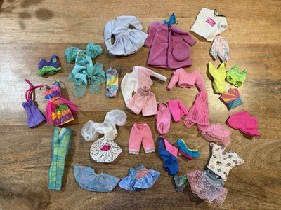 Lote Ropa Muñeca Barbie Años 80 90 De Colección Vestidos Prendas para el torso Faldas Trajes de Baño Zapatos Foto 1 de 4