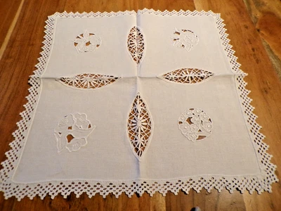 Linge ancien 1 Napperon lin  blanc avec broderies , incrustations et dentelle - Photo 1/3