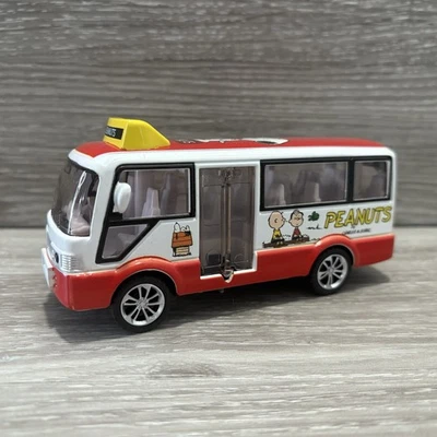 Peanuts Gang Diecast School -Se abre la puerta del autobús - Acción de retroceso rojo y blanco 5 1/2" Foto 1 de 4