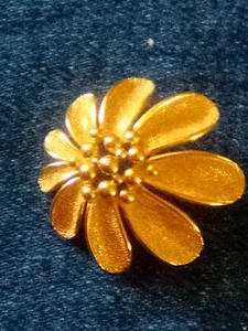 Broche de flores Crown Trifari en tono dorado - Imagen 1 de 5