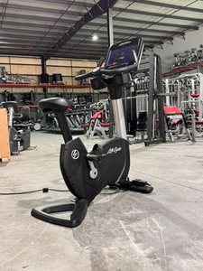 Life Fitness 95C Discover SE3HD Upright Lifecycle Bike - Picture 1 of 2