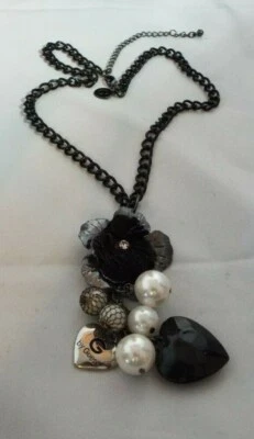 COLLAR CON DIJE EN BLANCO Y NEGRO, CUENTAS, CORAZONES, DIJES FLOR. FIRMADO Foto 1 de 4