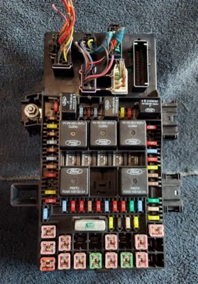 2006 Ford Expedition Navigator Fuse Relay Power Distribution Box 6L1T-14A067-AA - Image 1 of 4