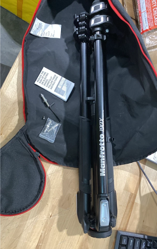 (Falta llave y clip) Trípode de aluminio de 3 secciones Manfrotto MT190X3  Foto 1 de 1