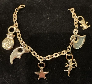 Pulsera con 6 dijes colgantes tono dorado de 7,5" - Imagen 1 de 4