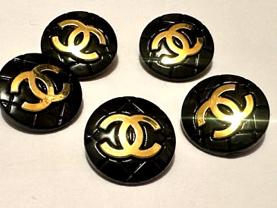 5 VINTAGE CHANEL KNÖPFE gesteppt Metalloptik schwarz & gold CC Logo, kultig, 20mm - Bild 1 von 4
