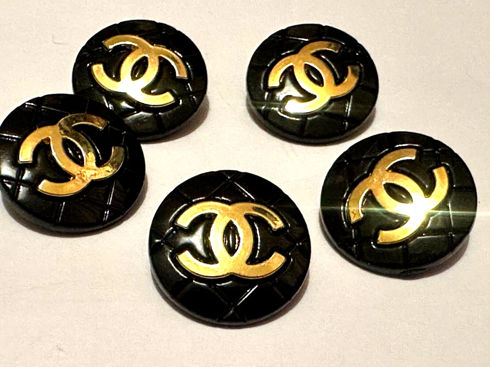 5 VINTAGE CHANEL KNÖPFE gesteppt Metalloptik schwarz & gold CC Logo, kultig, 20mm - Bild 1 von 4