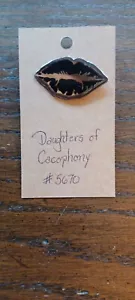 White Wolf: Vampire Clan Pin - DAUGHTERS OF CACOPHONY CLAN totalmente nuevo en la tienda - Imagen 1 de 1