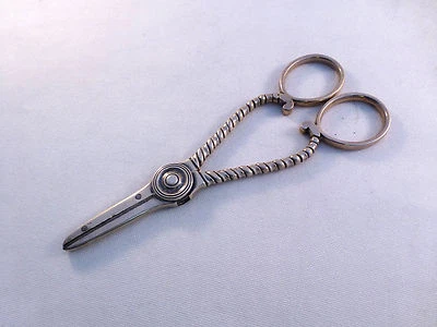 Hermosas tijeras de uva esterlina con mango estilo torcido Gorham Foto 1 de 4