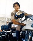 Erik Estrada Comme Officer Francis Llewellyn' P 8X10 Photo Exceptionnel 262743