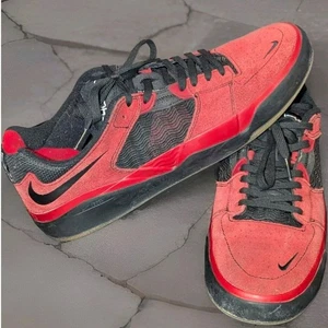 Nike SB Scarpe Uomo 11.5 Rosso Scamosciato Ishod Wair Bred Varsity Rosso Nero DC7232-600 - Foto 1 di 10