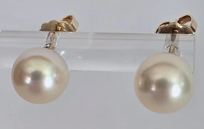 Pendientes de poste de perlas Majorica blancas iridiscentes de 7,5 mm rellenos de oro de 14k, par Foto 1 de 4