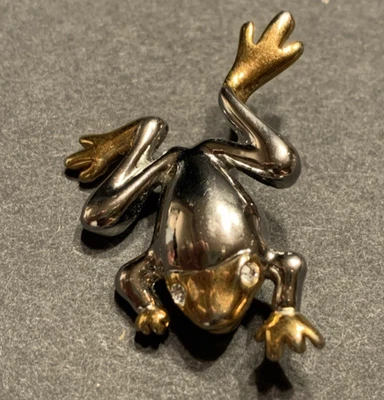 Broche prendedor vintage de ojos de cristal tono plata y dorado de rana Lia Sophia de dos tonos Foto 1 de 4