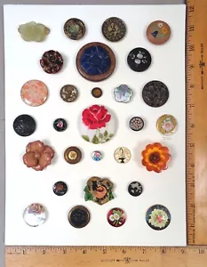 Card of 29 Antique BUTTONS, Assorted FLOWERS, Various Materials & Ages - Picture 1 of 3