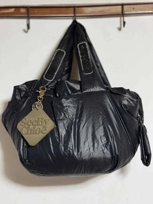See By Chloe Bolsa de Ombro Logotipo Nylon Preta Feminina USADA DO JAPÃO - Imagem 1 de 4