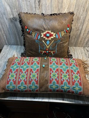 Dos almohadas decorativas de gamuza nativas americanas con borlas Foto 1 de 4