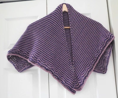 Mantón tejido a mano en forma de medio hexagonal - Envoltura tejida en púrpura y rosa Foto 1 de 4