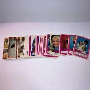 Juego de pegatinas de 44 tarjetas Topps Three's Company 1978 para programa de televisión como nuevo Suzanne Somers - Imagen 1 de 5
