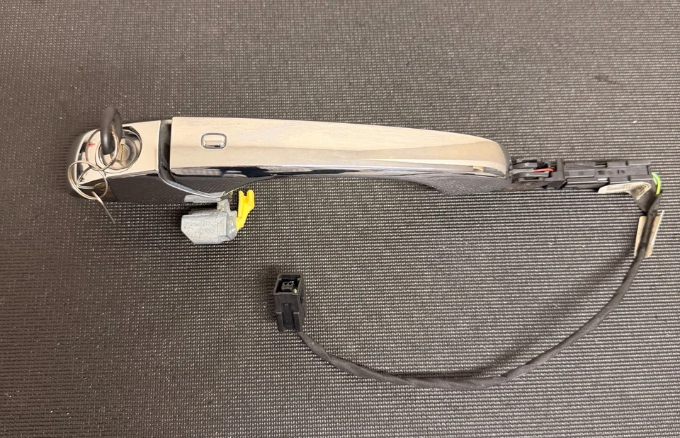 Manija de puerta exterior izquierda cromada Chrysler Town & Country 2011-2016 OEM Foto 1 de 4