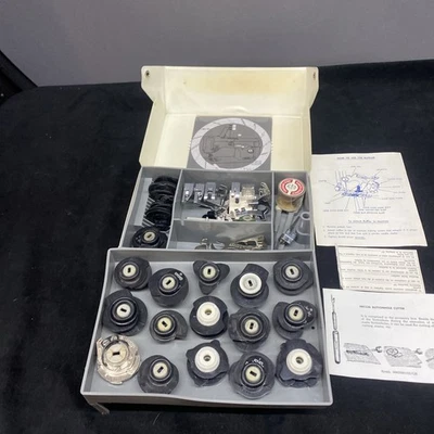 Kit de accesorios para máquina de coser Necchi 534 Julia Supernova vintage en estuche Foto 1 de 4