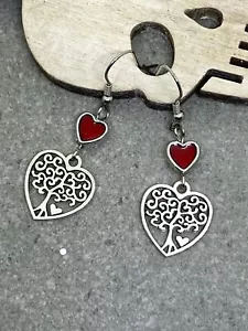 Par de pendientes en forma de corazón árbol de la vida gótico pagano festival rojo - Imagen 1 de 3