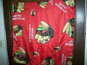 Sciarpa di seta CHICAGO BLACKHAWKS NHL - NUOVA - 34 X 34 - Foto 1 di 4
