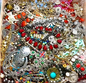 KOSTENLOSER VERSAND 10 Pfund unsortiert riesiges Set Schmuck Vintage jetzt Trödel Kunst Handwerk Schatz SPASS - Bild 1 von 17