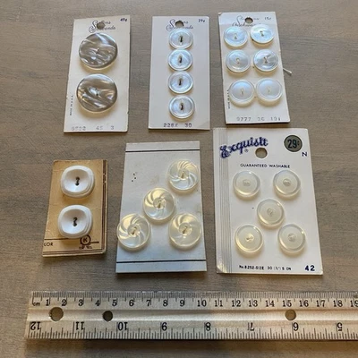 NUEVO Lote Redondo Botón Blanco/Marfil Vintage Sobre Tarjeta Lote De 23 Materiales Varios Foto 1 de 4
