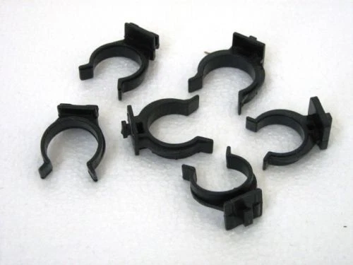 GANCIO MOLLE PER ZOCCOLO MOBILI CUCINA ATTACCO SU PIEDINI ZOCCOLATURA - Immagine 1 di 1