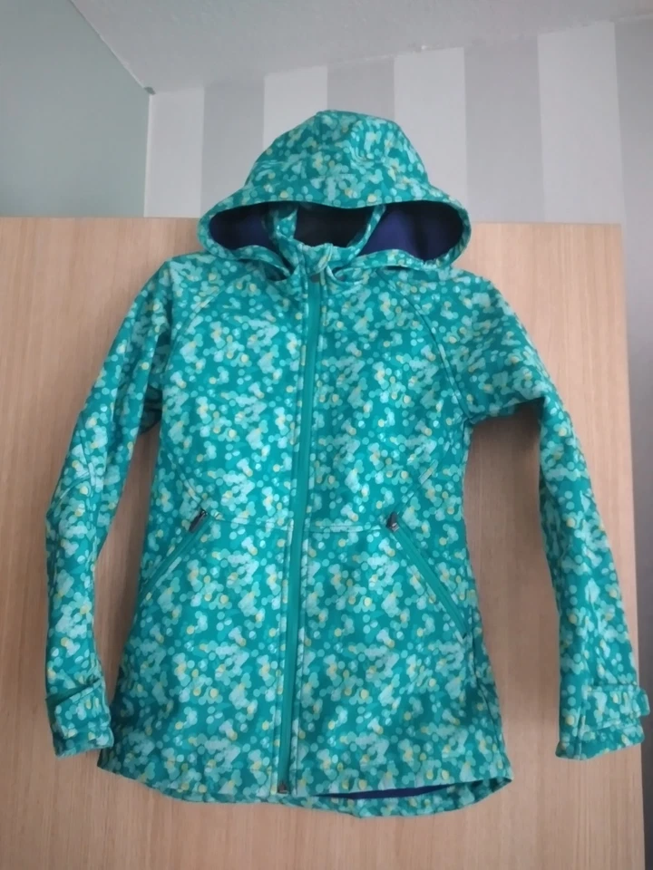 H&M Mädchen Softshell Jacke grün gemustert Jacke 140 - Bild 1 von 1