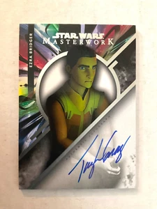 Autógrafo Star Wars Masterwork 2022 - Taylor Gray como Ezra Bridger - Rebeldes - Imagen 1 de 2