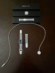 Nike Apple Watch SE 1st Generation Cellular 40mm Aluminum Silver Sport Band - Photo 1 sur 9