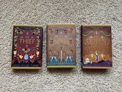 SIGNED Fairyloot The Queen's Thief Special Edition Set STENCILED EDGES  Foto 1 de 4